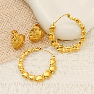 Set di orecchini a lobo a cuore in oro 18K e orecchini a cerchio con perline dorate