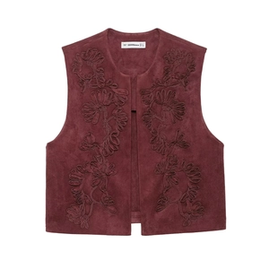 Gilet moda bordeaux in pelle scamosciata con ricami floreali in uno stile minimalista