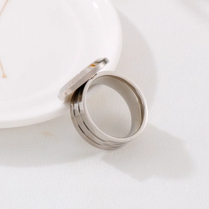 Bague large minimaliste en acier inoxydable argenté avec une finition polie pour femme
