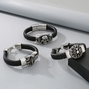 Détail de bracelets en cuir pour hommes avec charms tête de mort, cobra et toile d'araignée