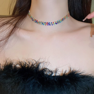 Primo piano della collana girocollo con strass colorati scintillanti e base dorata