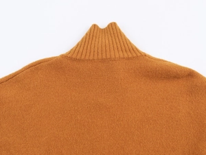Gros plan détaillé du cardigan en tricot caramel avec col montant côtelé et texture douce