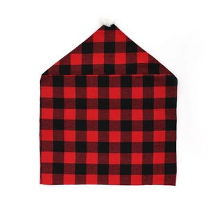 Housse de chaise de Noël à carreaux rouges et noirs avec un pompon blanc moelleux