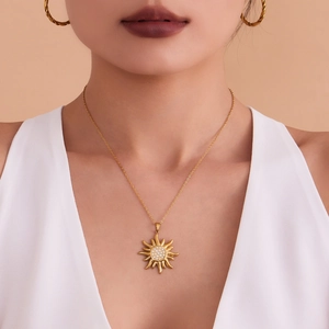 Collier pendentif soleil scintillant en acier inoxydable doré 18 carats avec zircons 5A