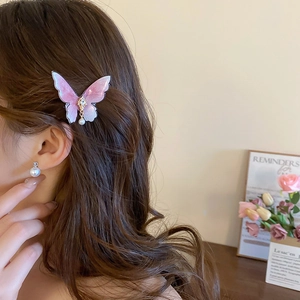 Pince à cheveux papillon dégradé rose avec résine scintillante et pendentif perle