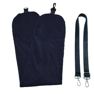 Détail de la housse d'oreiller de voyage en peluche avec sangle nylon et crochets