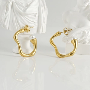 Boucles d'oreilles irrégulières en acier doré 18 carats avec perles blanches rétro