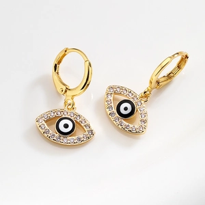 Gouden Evil Eye oorringen met schitterende zirkonia op een witte achtergrond