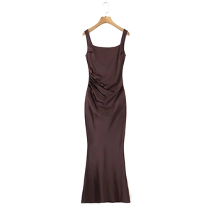 Détails de la robe longue en satin marron foncé avec fronces latérales et col carré