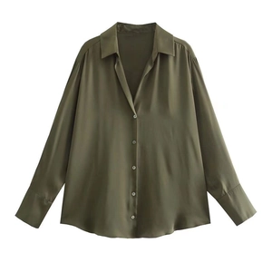 Vue détaillée de la chemise en satin vert olive avec texture soyeuse et boutons aux poignets