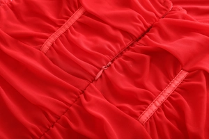 Détail du tissu en maille rouge avec fronces et fermeture éclair invisible au dos