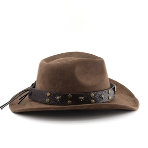 Détail d'un chapeau de cowboy en daim avec ceinture en cuir et tête de taureau
