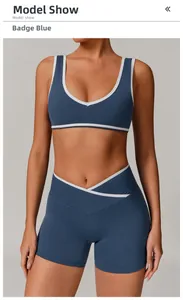 Détail du short de yoga taille haute bleu badge avec bordures blanches et taille croisée