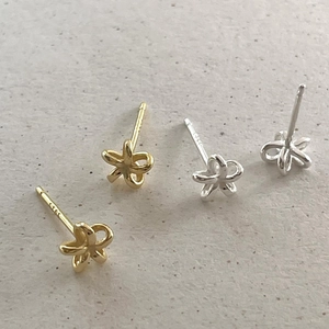 Detail view of 925 sterling silver flower earrings in both gold and silver finishes
