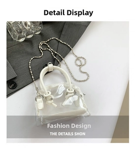 Détail d'un mini sac à main blanc en PVC translucide avec bordure en cuir et chaîne en métal
