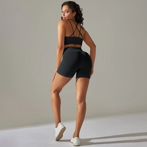 Détail d'un ensemble de yoga noir sans couture avec soutien-gorge et short taille haute