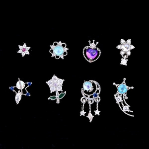 Ensemble de 8 boucles d'oreilles en argent avec zircons aux motifs d'étoile et de couronne