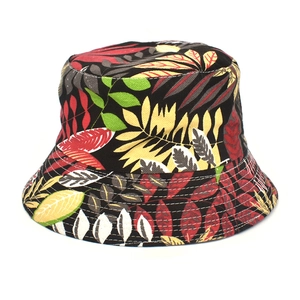 Détail des coutures de haute qualité sur un chapeau bob à motif floral tropical noir