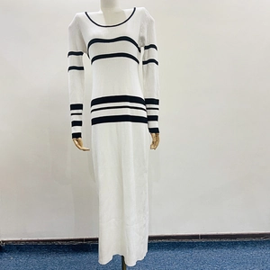 Detailaufnahme eines weißen Strickkleides mit schwarzen Querstreifen an Ärmeln und Taille