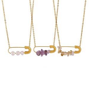 Collier triple rang doré en acier inoxydable avec pendentifs trombones, perles et cristaux