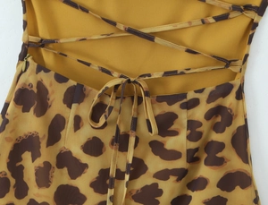 Détail de la robe moulante léopard avec dos nu à lacets croisés et fermeture éclair