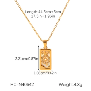 Misure dettagliate del ciondolo tarocchi oro 18k con timone e intarsio in madreperla