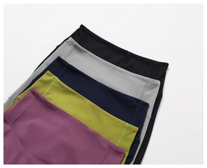 Détail de legging de yoga taille haute montrant le tissu élastique et les coutures plates