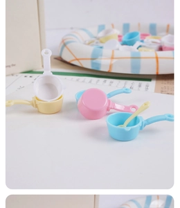 Detailansicht der Miniatur-Küchenutensilien und Töpfe in sanften Macaron-Farben