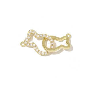 Détail de pendentifs poissons koi dorés entrelacés avec incrustation de zircones cubiques