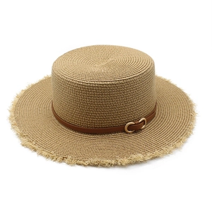 Chapeau canotier en raphia pour femme avec bord effiloché et ceinture en cuir élégante