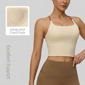 Beiger Yoga-BH mit Polstern und braune High-Waist-Leggings mit praktischen Seitentaschen