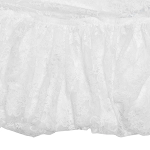 Détail rapproché de dentelle florale blanche avec texture en maille et motifs ajourés