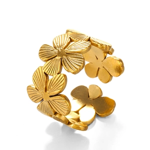 Bague fleur en acier inoxydable plaqué or 18 carats avec anneau ouvert et fini mat