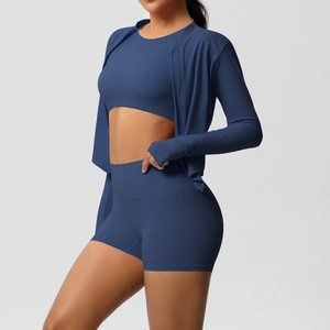 Détail des poignets passe-pouce et du short de yoga taille haute en bleu marine