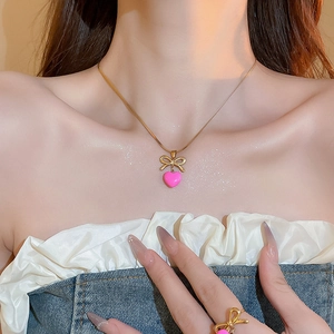 Collier avec pendentif cœur rose et nœud doré avec chaîne serpent pour femme