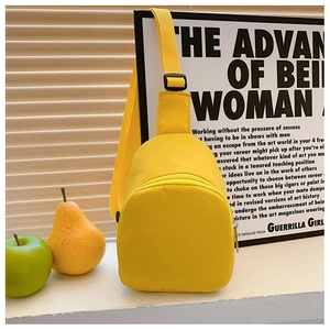 Sac de poitrine en nylon jaune vif pour enfants, un design léger et très élégant.