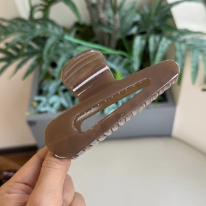 Classica pinza per capelli grande marrone traforata con finitura lucida elegante