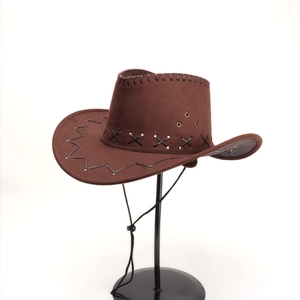 Dettaglio cappello da cowboy marrone scuro con cuciture a X e laccio regolabile