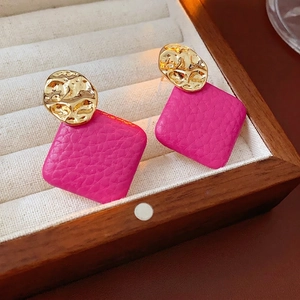 Irregular gold hammered metal earrings with fuchsia lychee texture leather square
