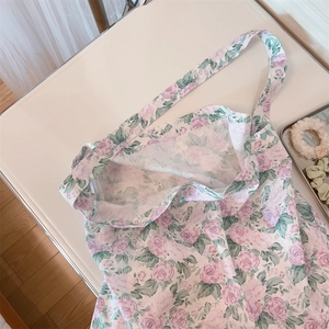Detalle del estampado floral de rosas en un bolso tote de algodón espacioso