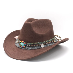 Détail du chapeau de cowboy marron avec bande ethnique et décoration en pierre turquoise