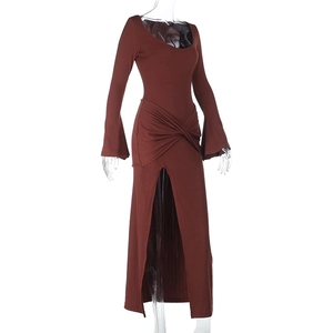 Détail de robe en maille côtelée marron avec nœud à la taille et fente haute devant
