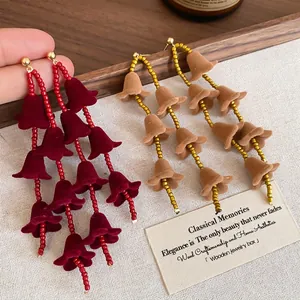 Boucles d'oreilles vintage fleurs en velours bordeaux et beige avec perles dorées