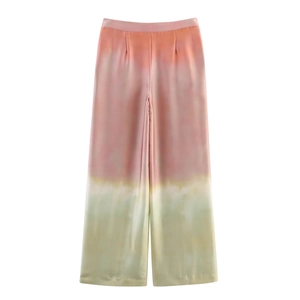 Vue détaillée du pantalon large tie-dye avec une texture satinée dégradée soyeuse