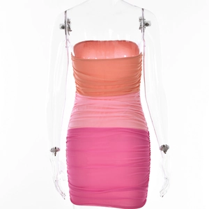 Vue arrière de la robe bustier dégradé rose avec empiècement en maille et dos nu plissé