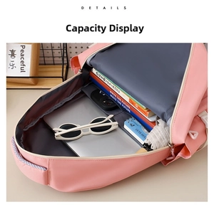 Detailansicht der pinkfarbenen Rucksack-Innenausstattung mit Laptopfach und Schulutensilien