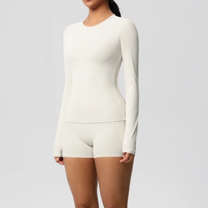 Vue détaillée d'un ensemble de yoga blanc cassé en nylon brossé avec haut à manches longues