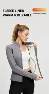 Dettaglio della fodera in pile calda su una giacca termica da yoga grigio scuro