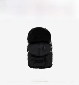 Détail du chapeau d'hiver noir avec masque facial intégré et valve de respiration