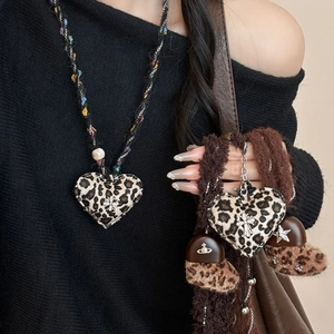 Collana a cuore in peluche leopardato con croce in metallo e ciondolo iconico anello Saturno